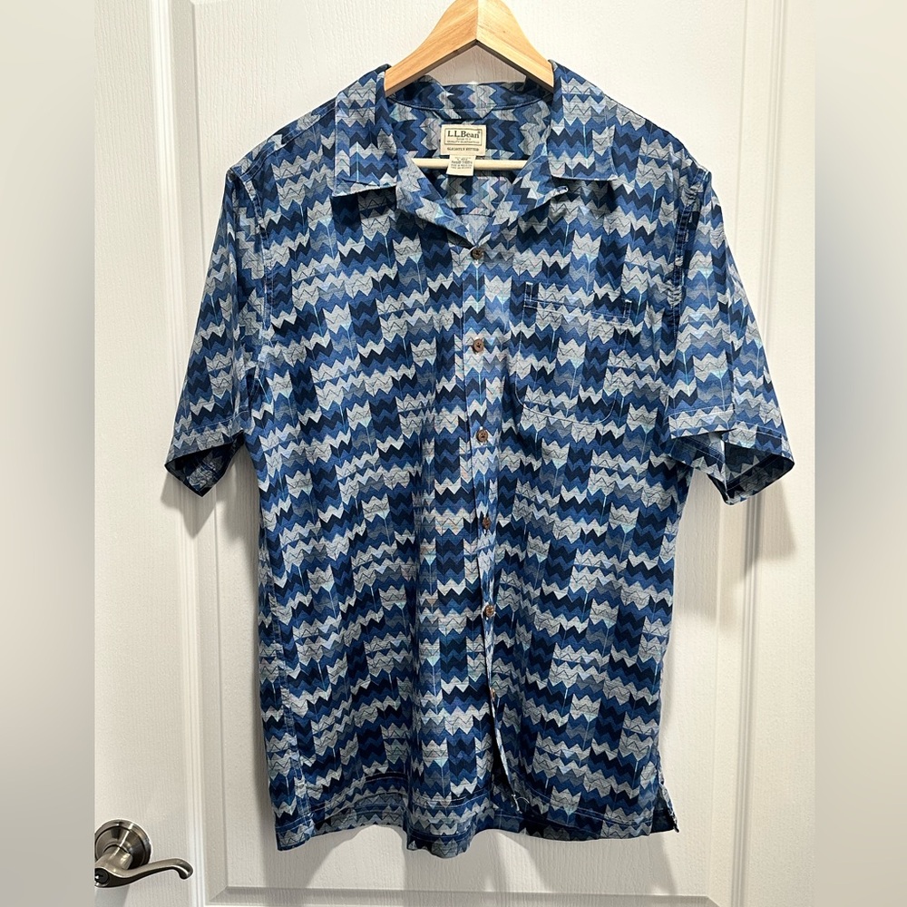 LL Bean Slightly Fitted Blue Chevron Print Camp Shirt With Pocket - Size:LG